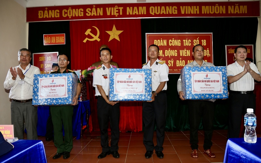 Tập đoàn Dầu khí Việt Nam thăm, động viên cán bộ chiến sĩ, người dân tại huyện đảo Trường Sa và Nhà giàn DK1/9 – Ba Kè